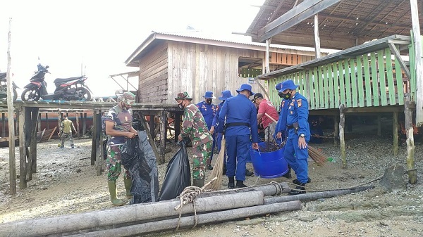 Peringati HUT ke 71, Polairud Polres Meranti Lakukan Pembersihan Pantai dan Edukasi Prokes